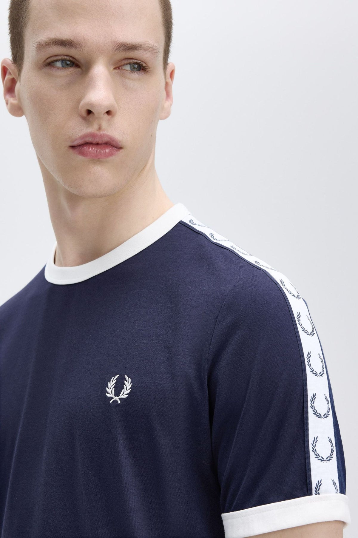 FRED PERRY T SHIRT kaos Cowo Branded M4620/266